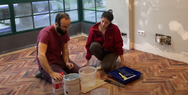barnizado-y-lijado-entre-capas-de-barniz-para-parquet-gu-a-completa