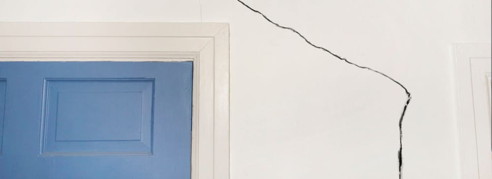 Grieta al rededor de la puerta