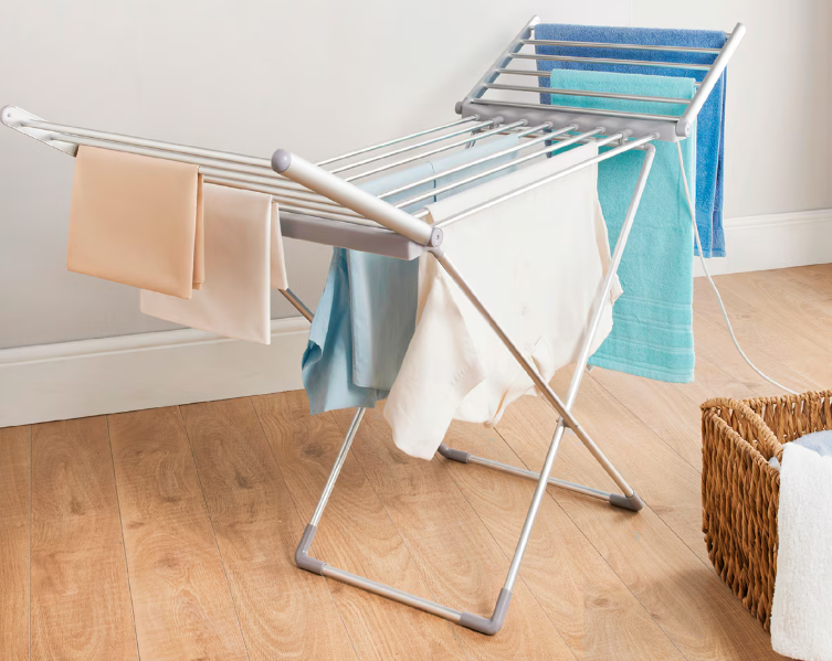 Tendedero con ropa colgada