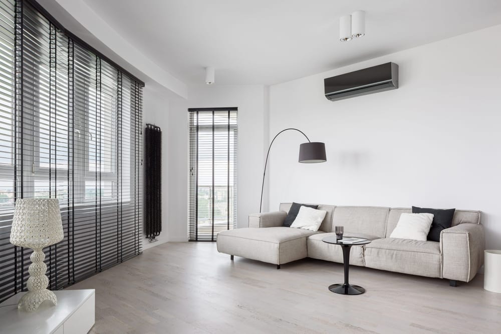 Salón de una casa con aire acondicionado