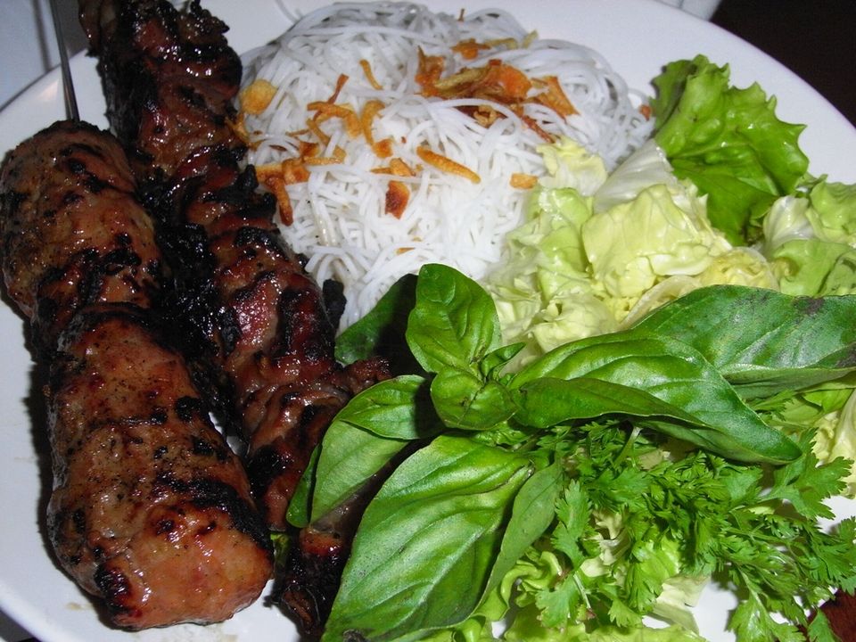 Un plato de fideos y cerdo a la parrilla