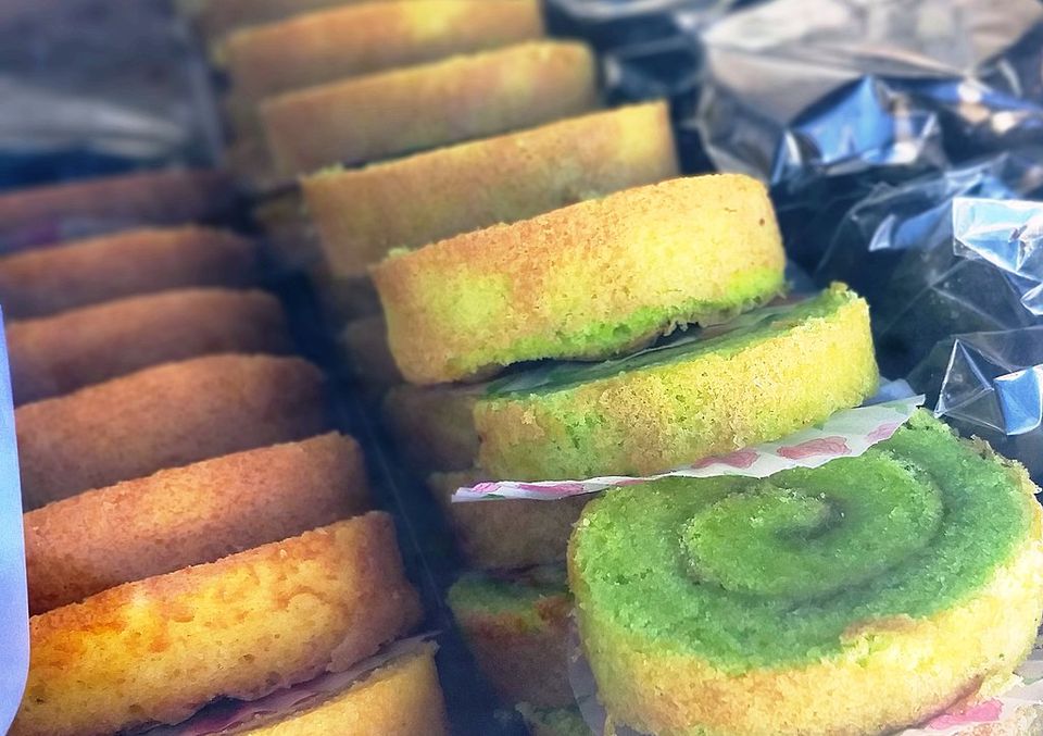 Bolu gulung, un pastel enrollado con mermelada de fresa