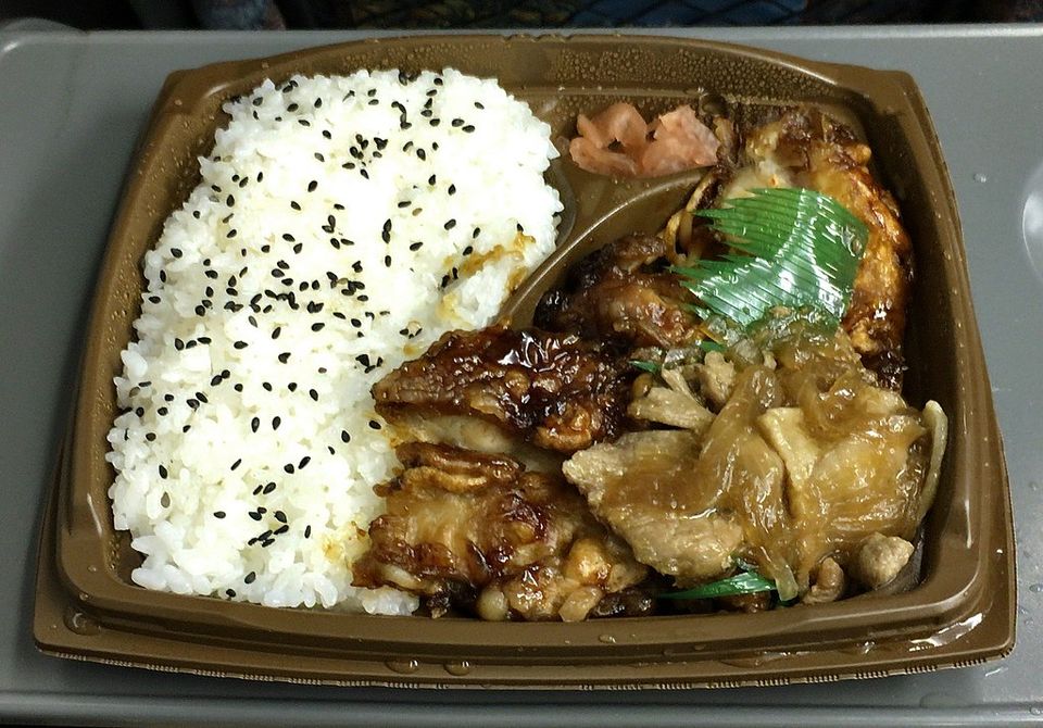 Cerdo salteado con jengibre y arroz blanco en una bandeja