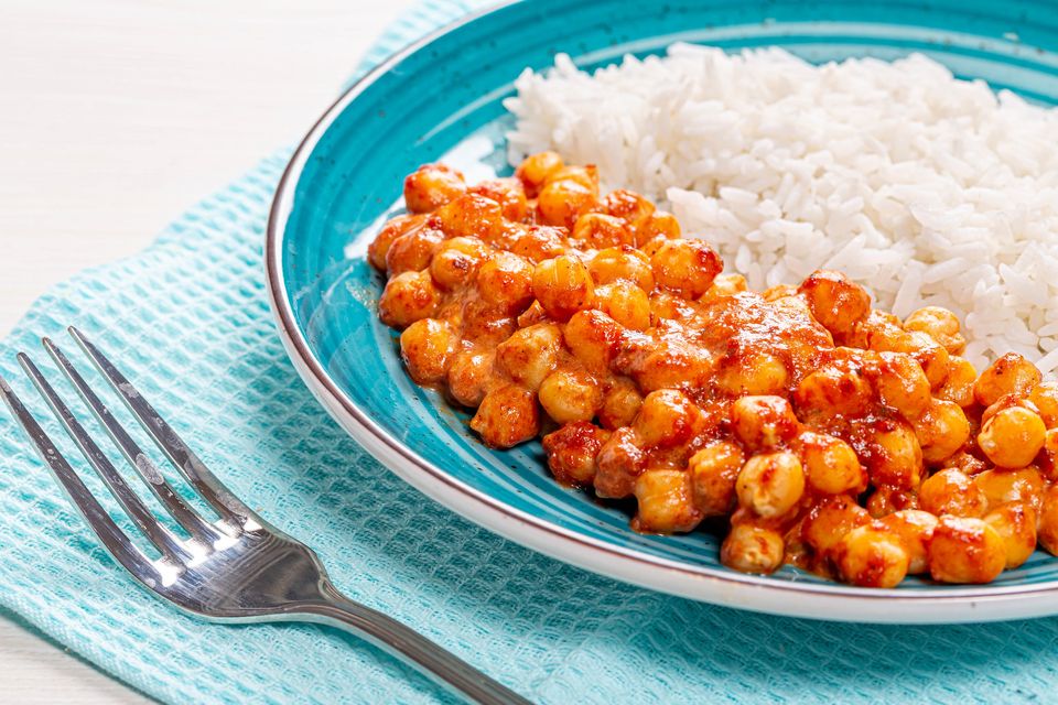 Cómo hacer un delicioso curry de tomate y garbanzos en 30 minutos