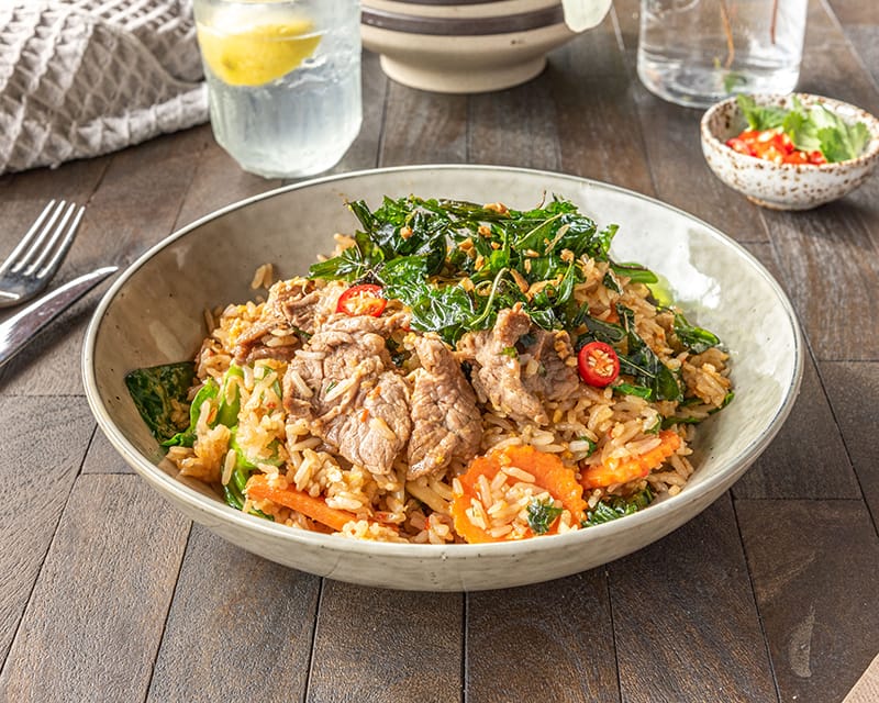 Larb de ternera tailandés con arroz frito y huevo