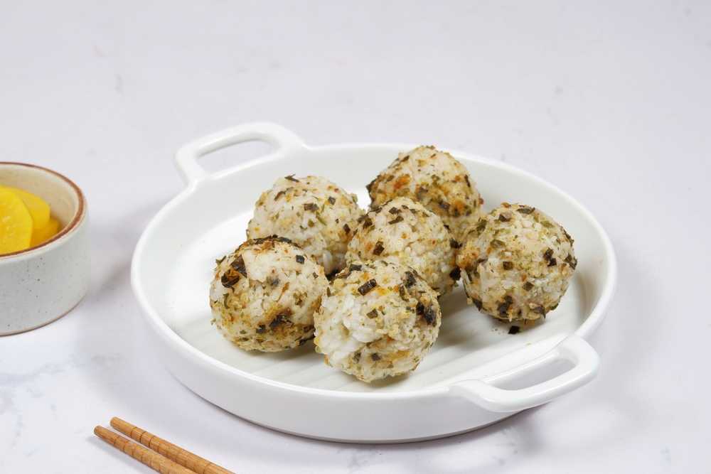 Bola de arroz con atún y kimchi