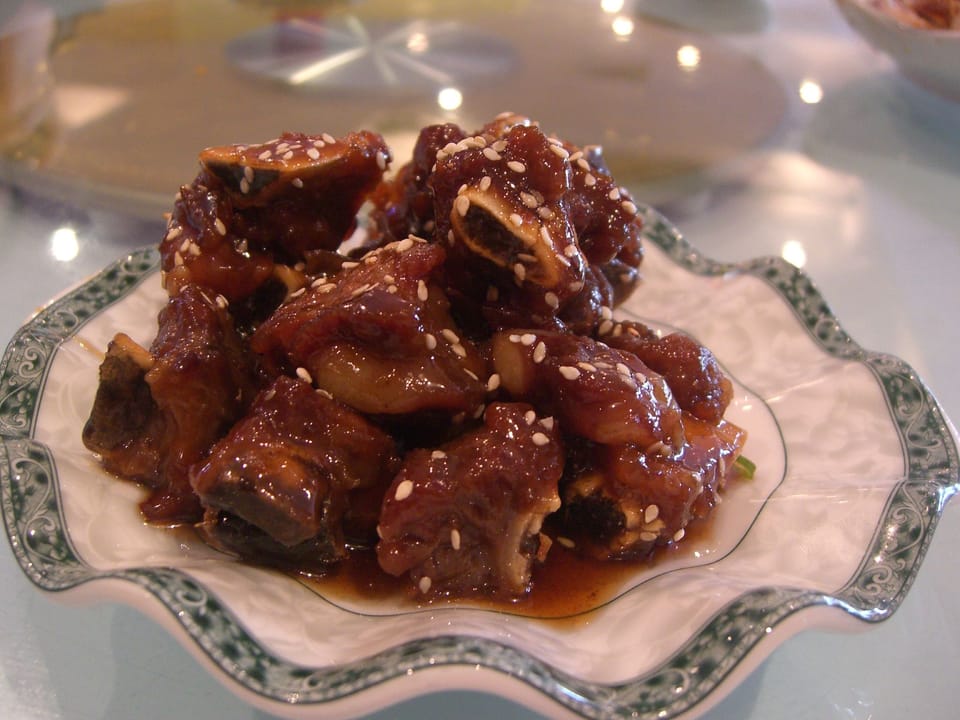 Ribs with Chinese sauce and black rice